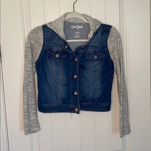 Denim jacket with soft sleeves.